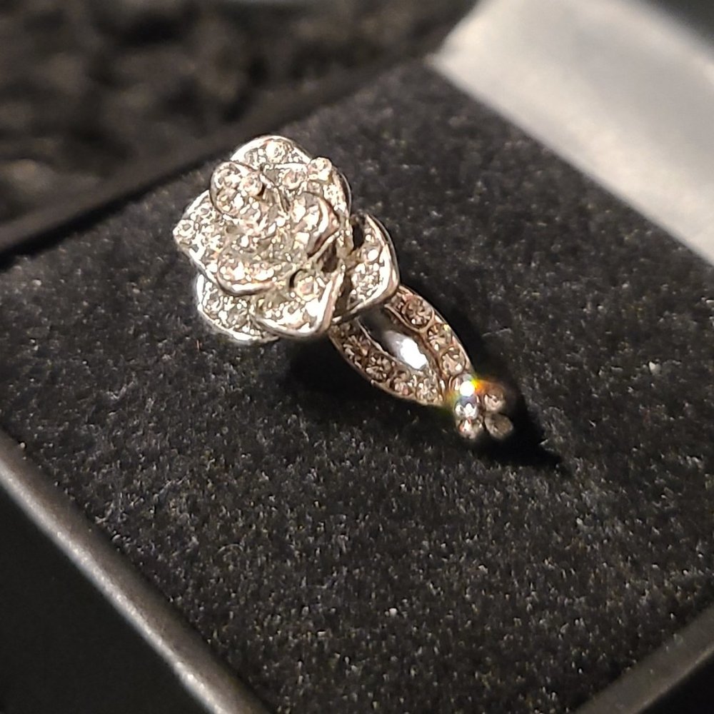 Sparkling Flower Ring - Picture 5 of 9